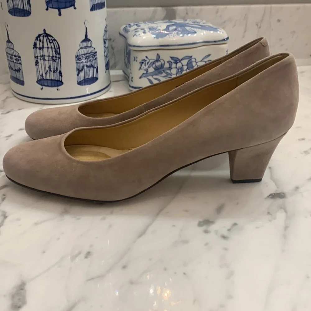 Trotters suede EUC nude tan Penelope 9.5 M power pump all day comfort